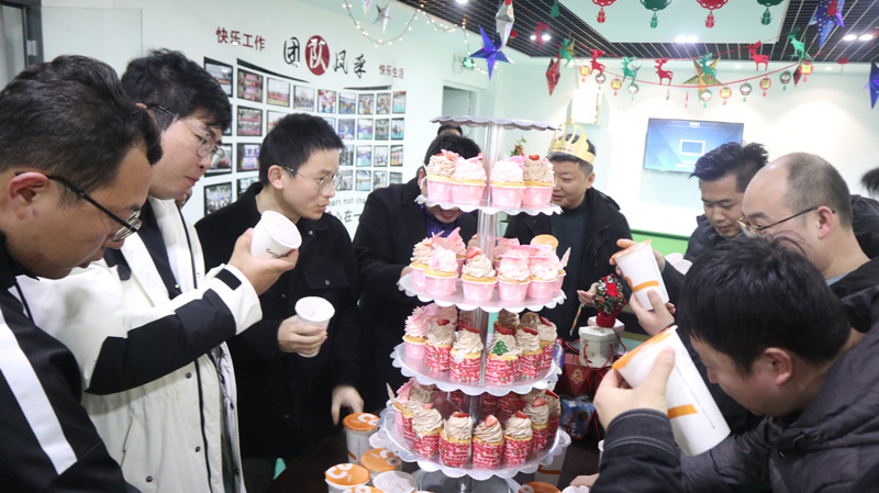 繽紛平安夜，歡樂圣誕節(jié) | 寶開舉辦第四季度員工集體生日會