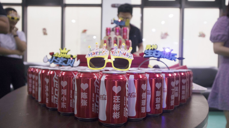 八月集體生日會(huì) | 與久違的祝?；馃嵯嘧?  src="/uploads/allimg/210903/1-210Z3141I4337.jpg" /></p>
<p>此次集體生日會(huì)，是今年疫情以來寶開舉辦的第一場生日會(huì)。雖是寶開企業(yè)文化建設(shè)的常規(guī)活動(dòng)，由寶開工會(huì)和人事行政部組成的籌備組也希望帶來一些不一樣的“新意”和“心意”，此次特別為所有寶開成員定制了專屬可樂。</p>
<p><img alt=
